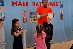 ratownik uczy bandażować