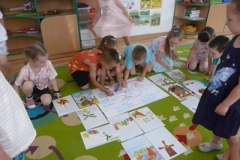 dzieci spisują właściwosci wiatru