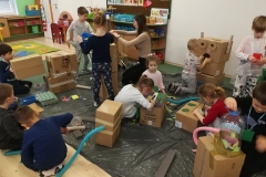 dzieci tworzą z materiałów odpadowych roboty