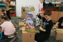dzieci tworzą roboty z materiałów odpadowych