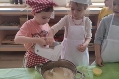dzieci robia ciasto na babeczki