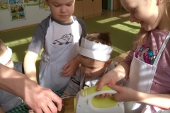 dzieci miksuja ciasto