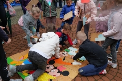 dzieci układają puzzle