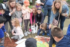 dzieci ukłądają puzzle