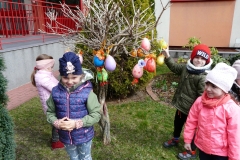 dzieci zawieszają pisanki