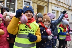 chłopiec z pisanką