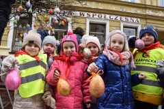 dzieci z pisankami w ręce