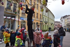 wieszamy pisanki na drzewie