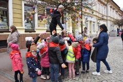 dzieci podają pisanki