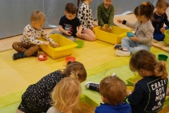 dzieci szukają w piasku skarbów