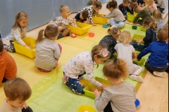 dzieci szukają w piasku skarbów