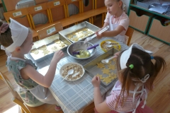 dzieci dekorują ciasteczka