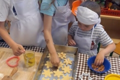 dzieci dekorują ciasteczka