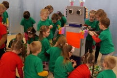dzieci konsrtuują roboty z kartonów