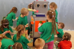 dzieci konsrtuują roboty z kartonów
