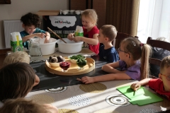 dzieci mieszają ciasto