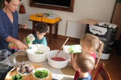 chłopiec sypie mąkę do miski