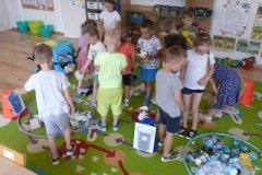 dzieci sortują odpady