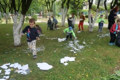 dzieci sprzątają ogród