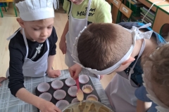 dzieci leją ciasto do foremek