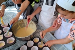 dzieci leją ciasto do foremek