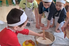 dzieci mieszają składniki na ciasto
