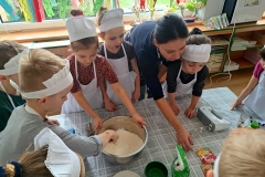 dzieci mieszają składniki na ciasto