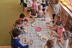 dzieci dekorują babeczki