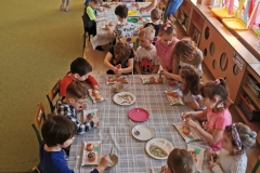 dzieci dekorują babeczki