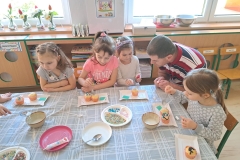 dzieci dekorują babeczki