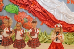 dziewczynka spiewa