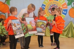 dzieci omawiają ilustracje