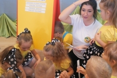 dzieci wybierają podpisy