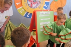 dzieci wybierają podpisy