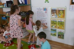 dzieci zawieszają na tablicy listę