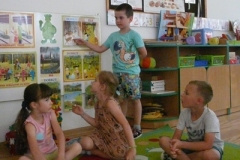 chłopiec stoi przy tablicy