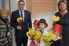Pan Prezydent i Pani Prezydent stoją z dziećmi