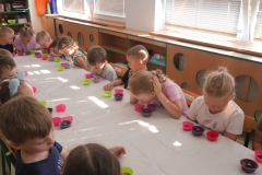 dzieci robią mydełka