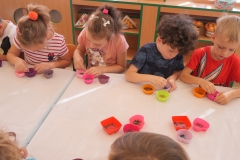 dzieci robią mydełka