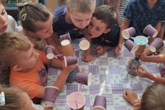 dzieci robią wiatrowskaz z odpadów