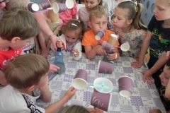 dzieci robią wiatrowskaz z odpadów