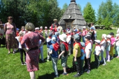 dzieci tańczą