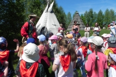 dzieci oglądają wigwany Indian