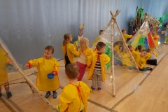 dzieci malują wigwany