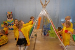 dzieci malują wigwany