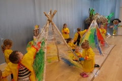 dzieci malują wigwany