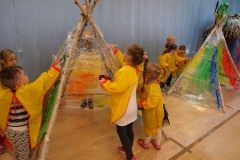 dzieci malują wigwany