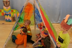 dzieci siedzą w wigwanie