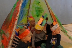 dzieci siedzą w wigwanie
