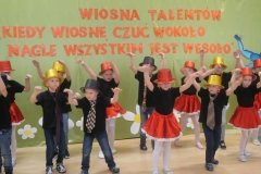 dzieci tańczą